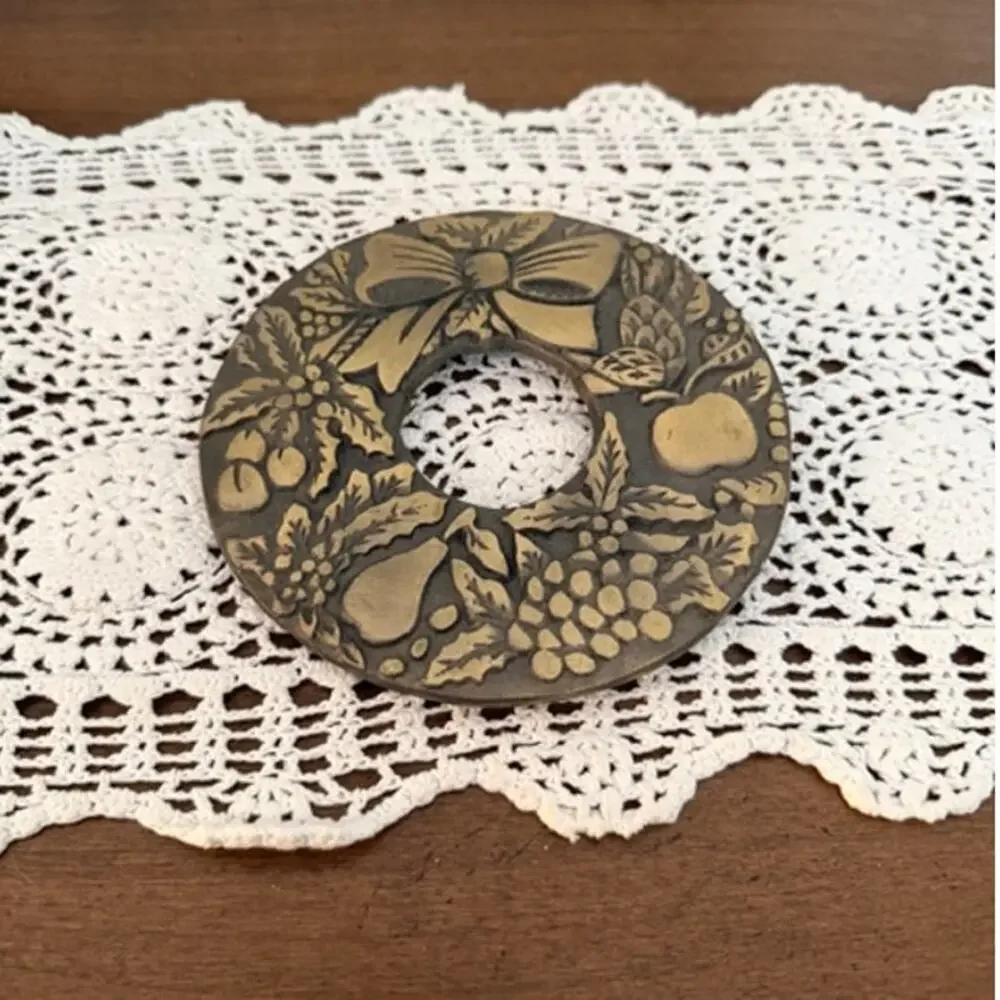 Vintage 1982 Christmas Wreath Cast Metal Trivet Brass Tone 6